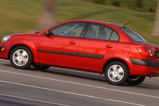 Když není na auto více než 30 tisíc, tahle "z nouze ctnost" může posloužit